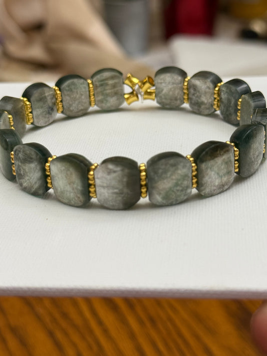 Green Mica stretch bangle 7.75"